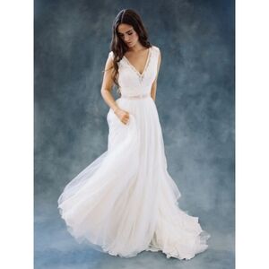 Wilderly Bride Maya Wedding Dress Style F106 Lacey Size 16